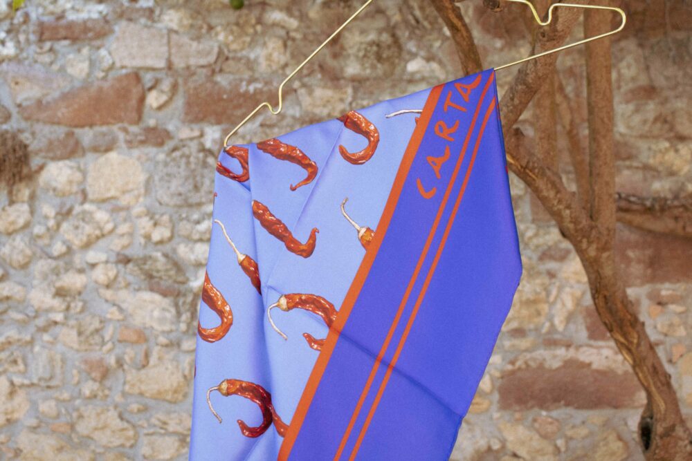 Foulard in seta Peperoncini – azzurro cielo e blu oltremare - immagine 2